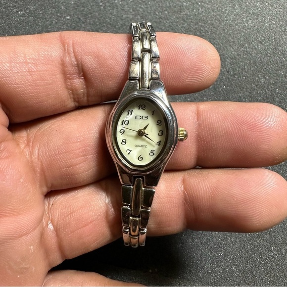 CG Ladies Quartz Watch Silver Tone Mother Of Pearl Dial Working With New Battery - Picture 1 of 8